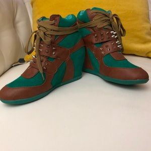 Green and brown wedged sneakers